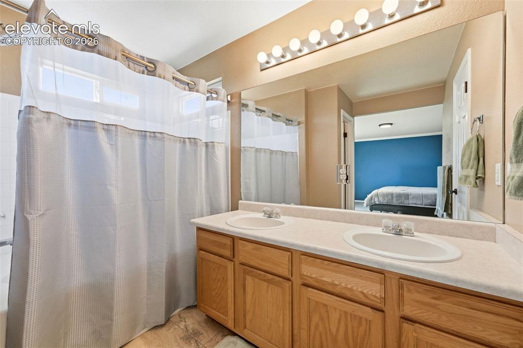 Image 18 of 48: Bathroom