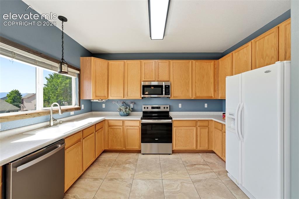 Image 8 of 48: Kitchen
