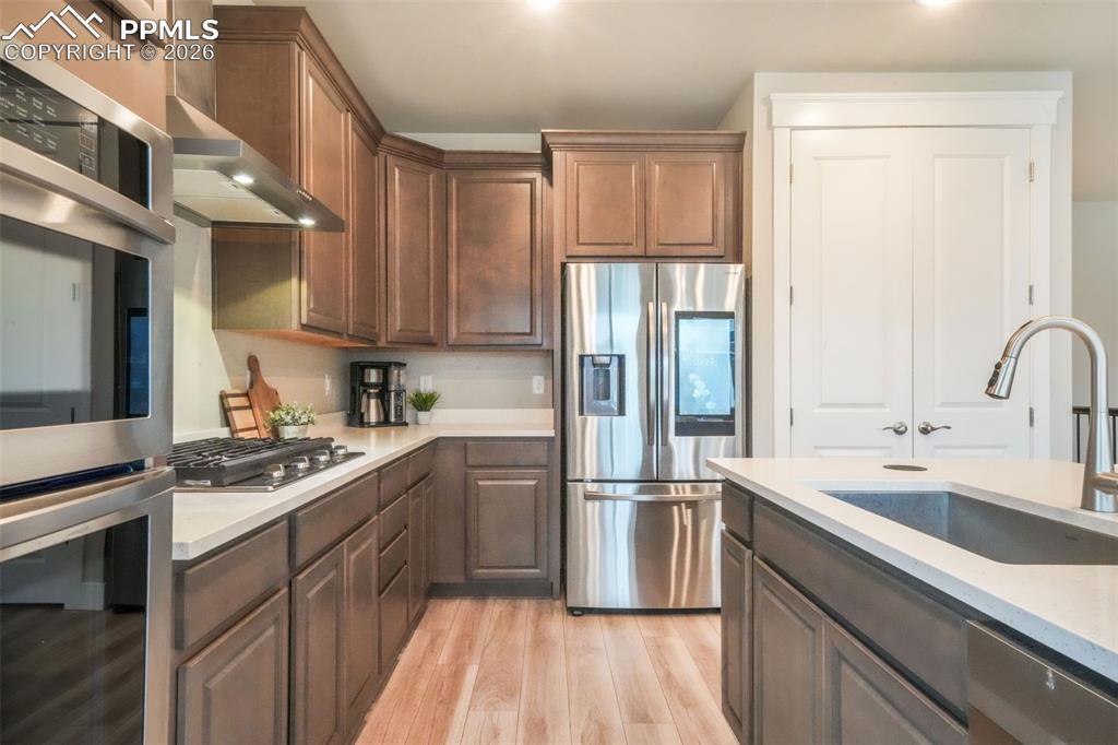 Image 14 of 50: Kitchen