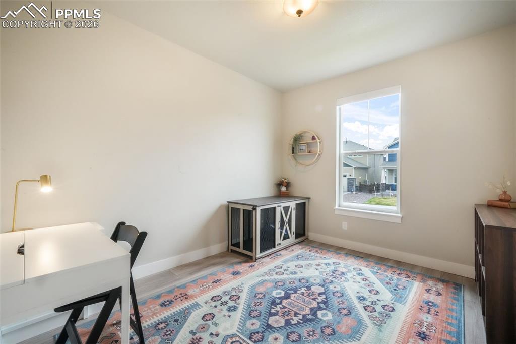 Image 33 of 50: Bedroom