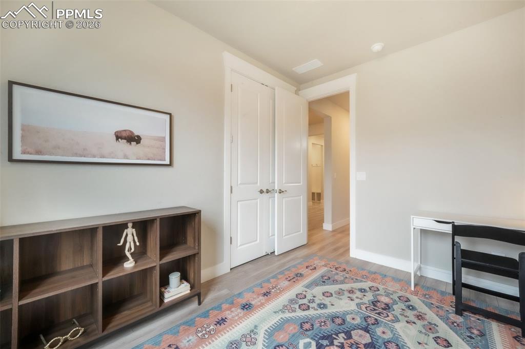 Image 35 of 50: Bedroom