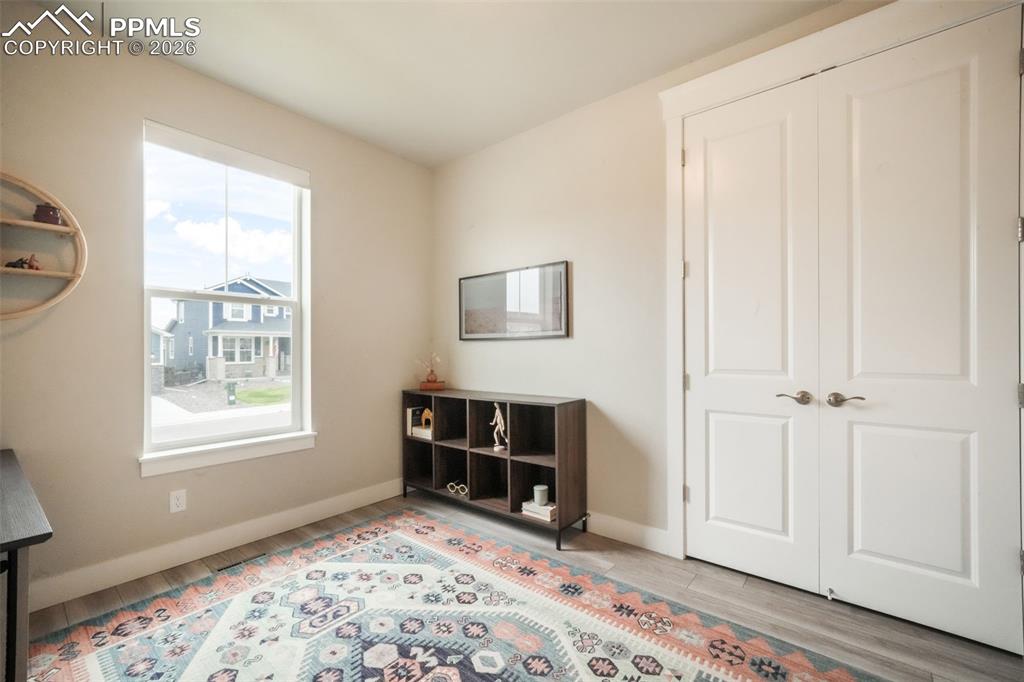 Image 36 of 50: Bedroom