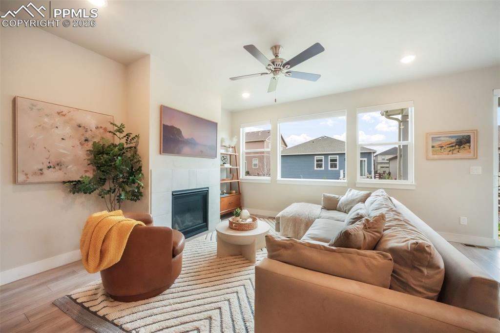 Image 7 of 50: Living Room