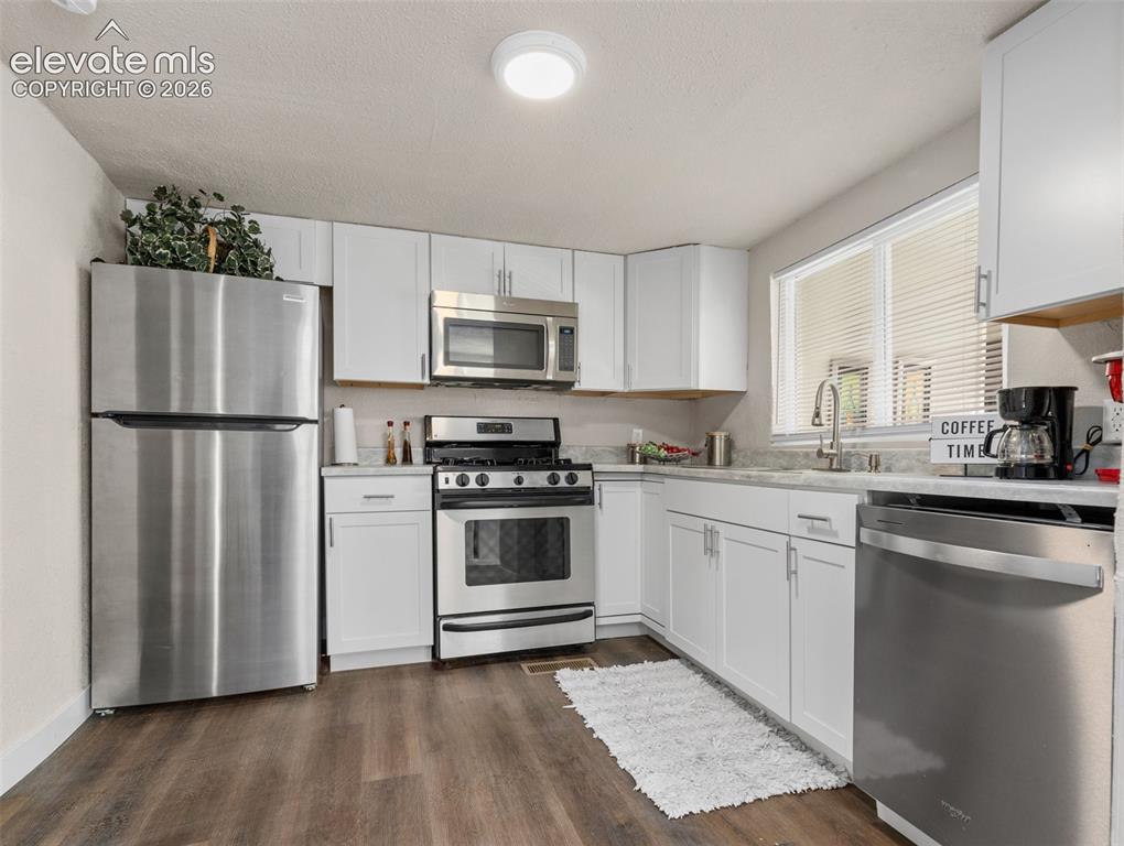 Image 14 of 35: Kitchen