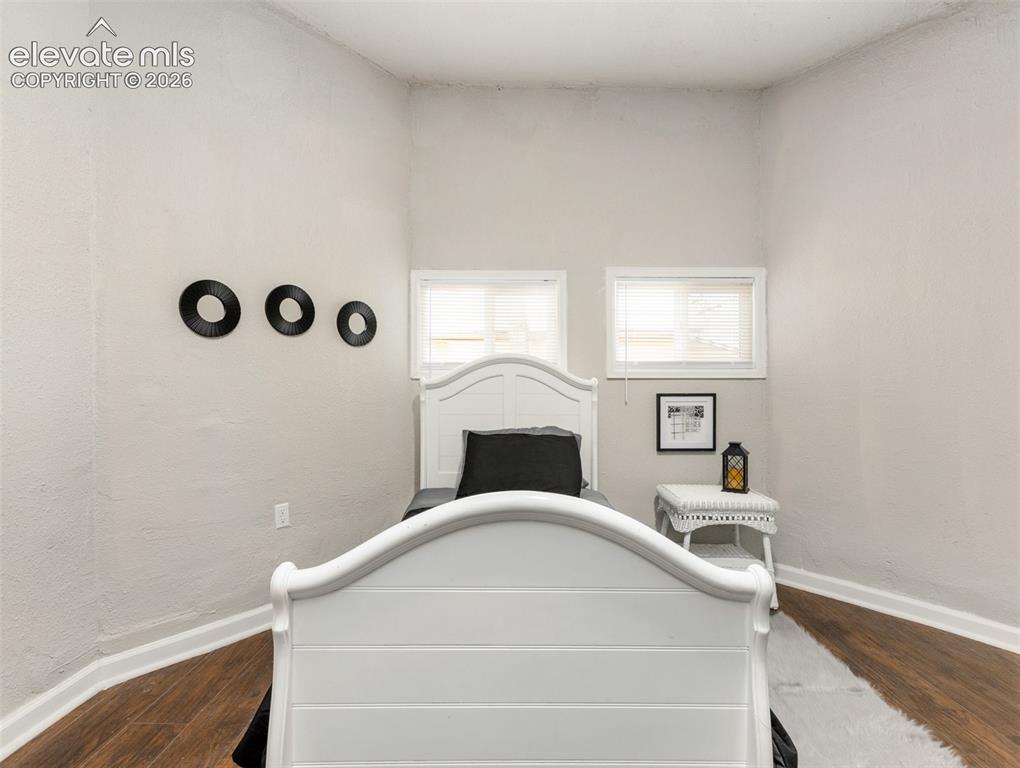 Image 31 of 35: Bedroom
