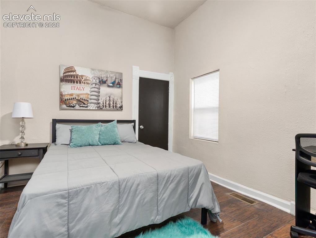 Image 9 of 35: Bedroom