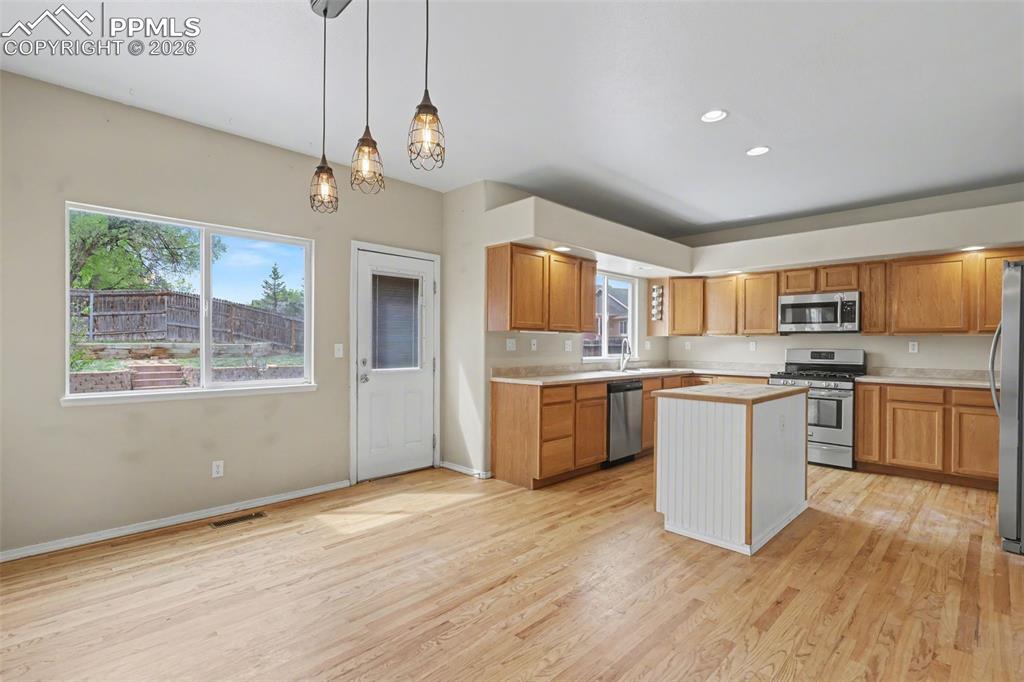 Image 10 of 30: Dining Area