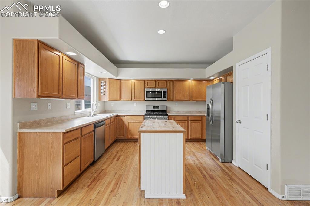 Image 11 of 30: Kitchen