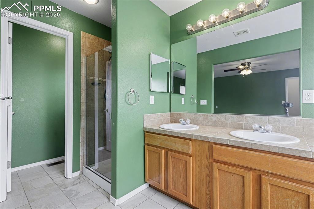 Image 16 of 30: Primary bath