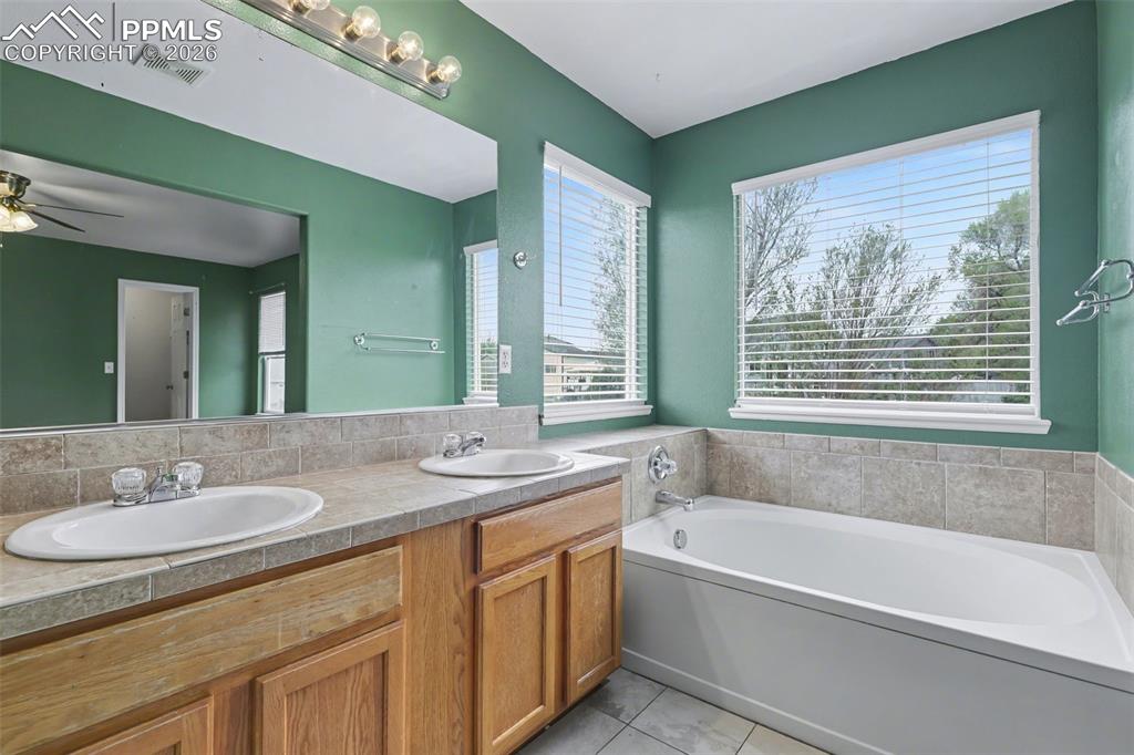 Image 17 of 30: primary bath