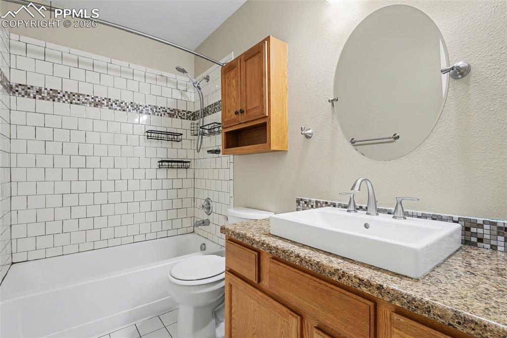 Image 21 of 30: Bathroom