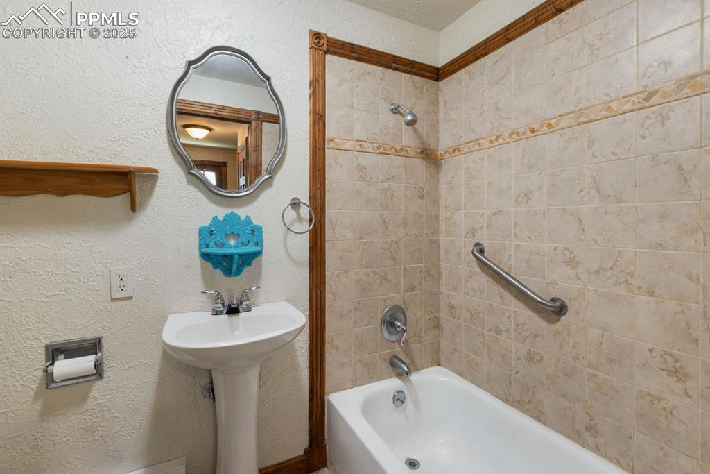 Image 13 of 20: Bathroom