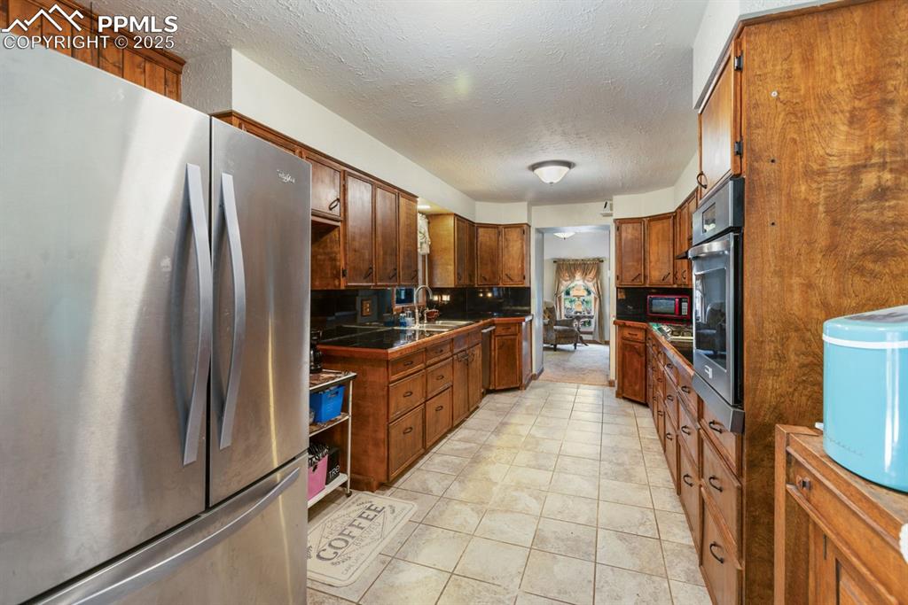 Image 5 of 20: Kitchen