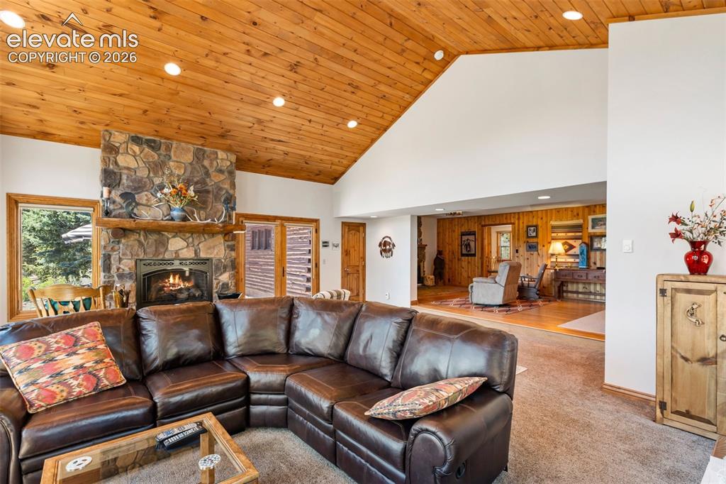 Image 15 of 32: Living Room