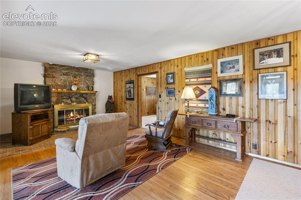 Image 17 of 32: Living Room