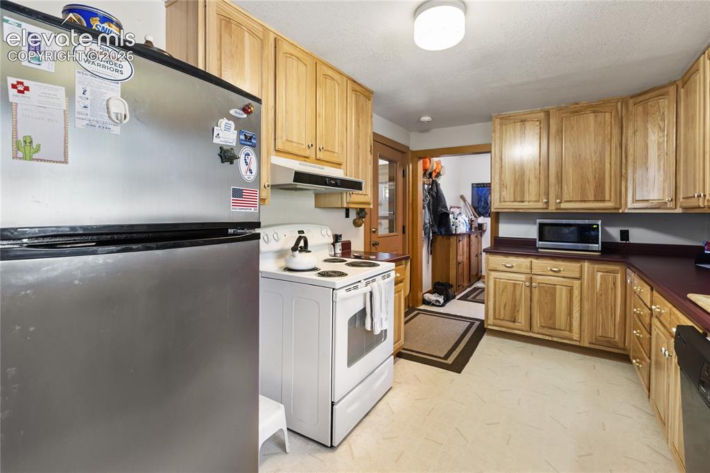 Image 19 of 32: Kitchen