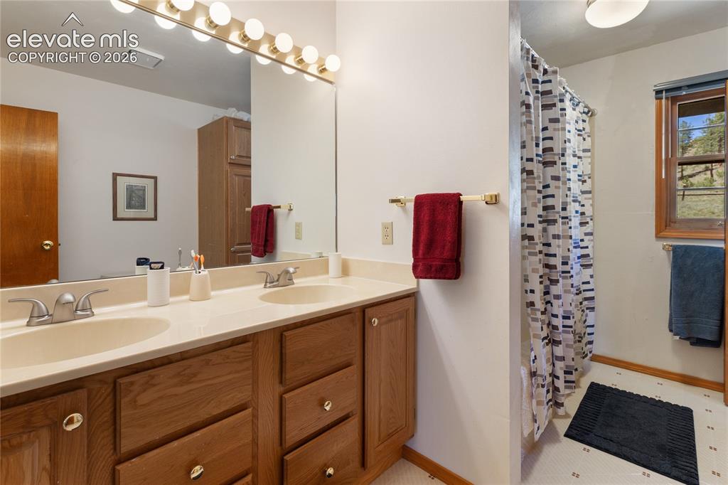 Image 22 of 32: Bathroom