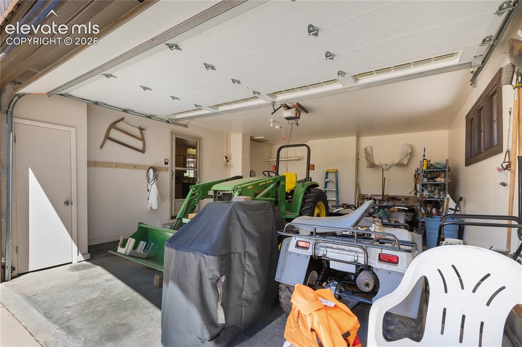 Image 26 of 32: Garage