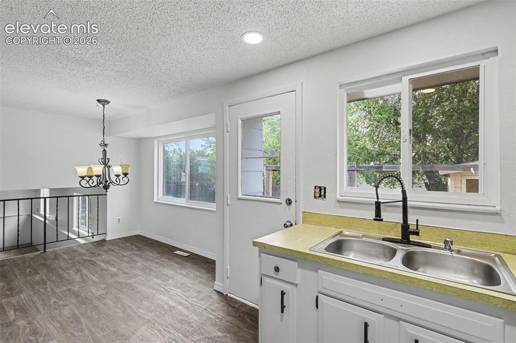 Image 9 of 32: Kitchen