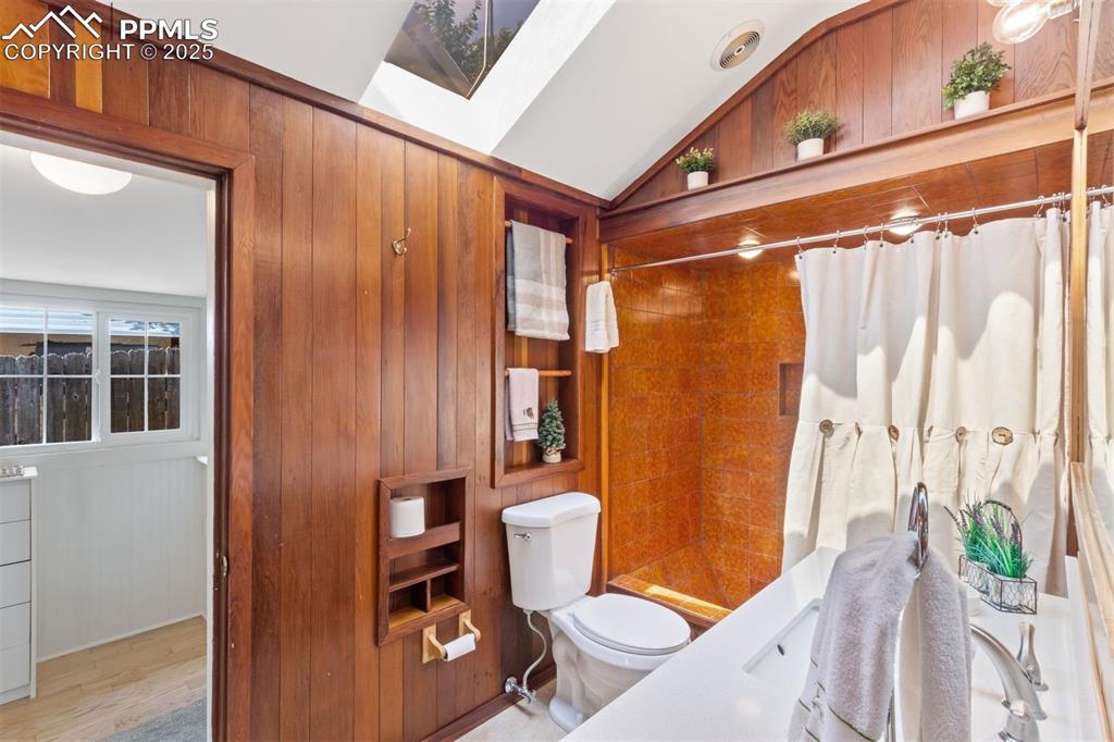 Image 11 of 32: Bathroom