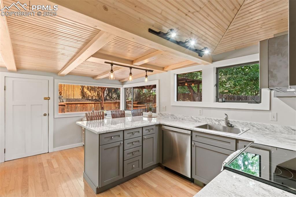 Image 18 of 32: Kitchen