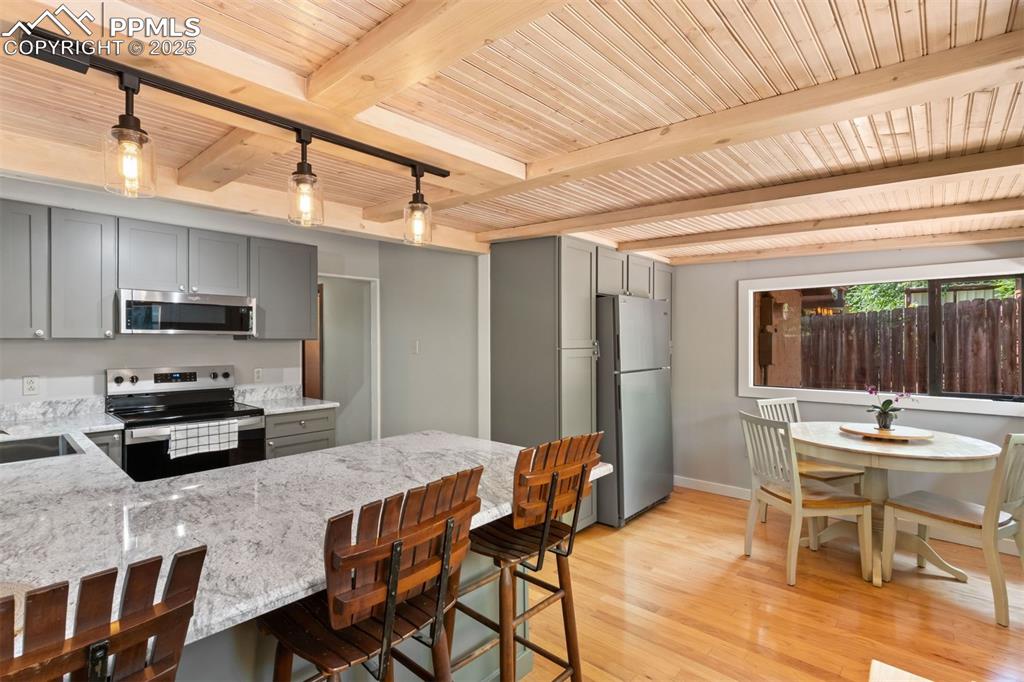 Image 19 of 32: Kitchen