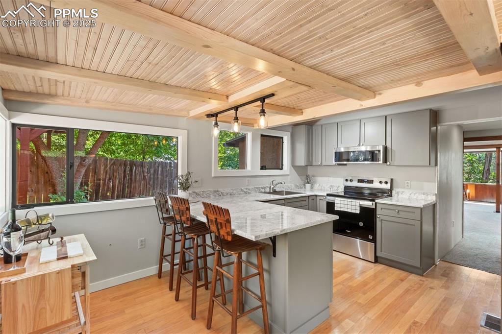 Image 3 of 32: Kitchen