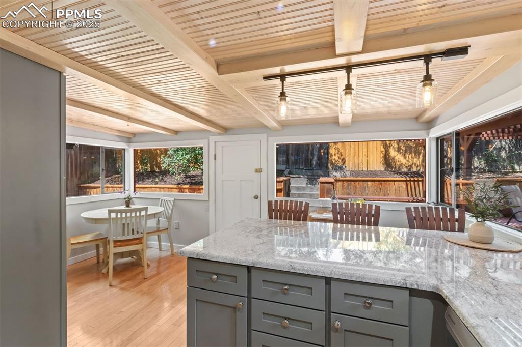 Image 4 of 32: Kitchen