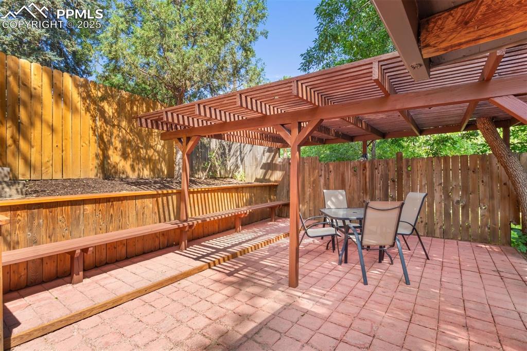 Image 5 of 32: Private rear patio