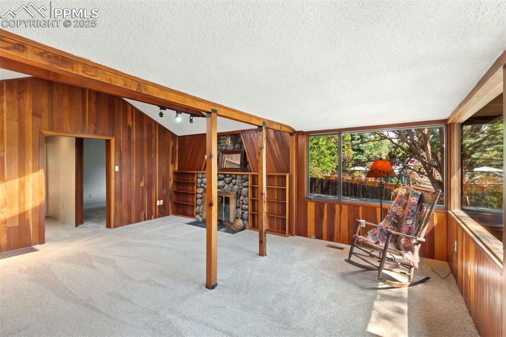 Image 7 of 32: Great Room