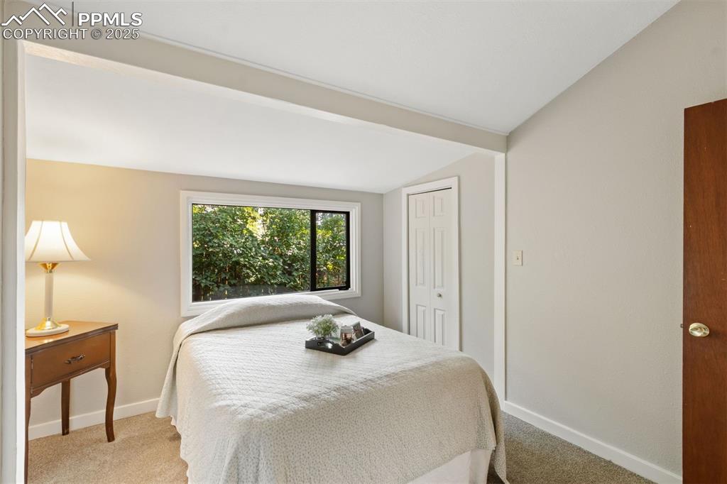Image 8 of 32: Bedroom