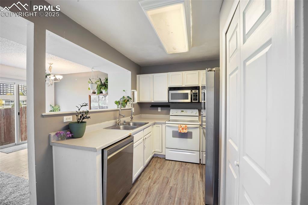 Image 10 of 33: Kitchen