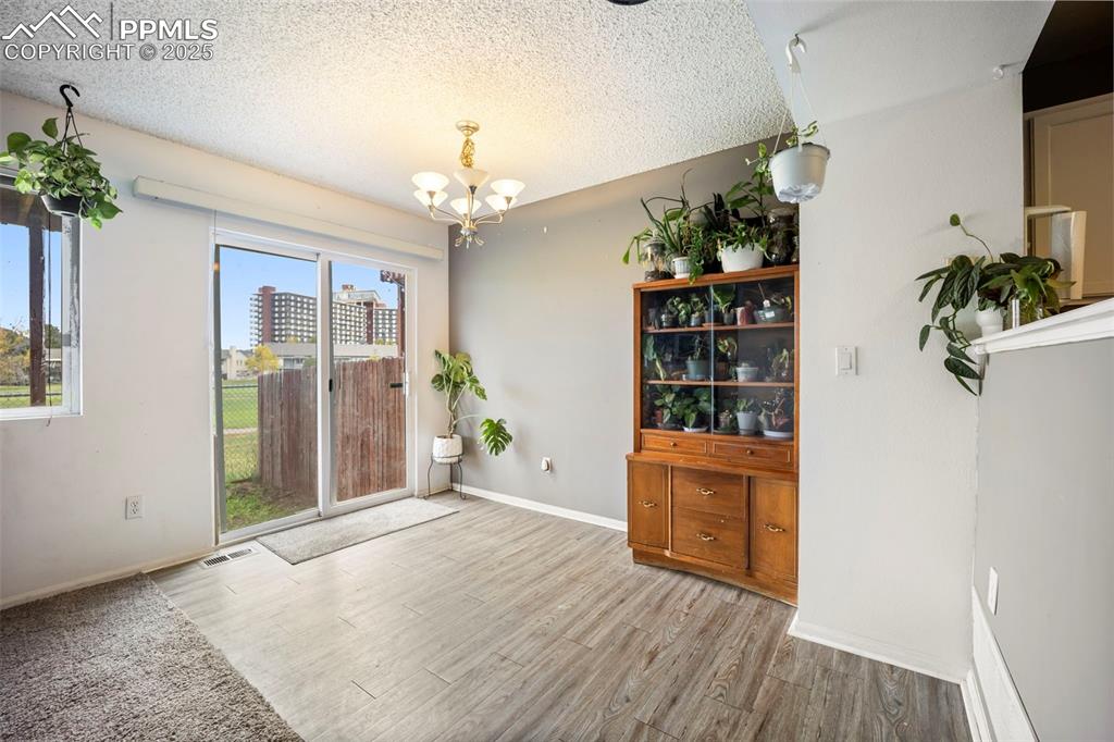 Image 13 of 33: Dining Area