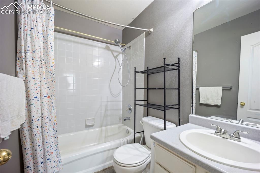 Image 23 of 33: Bathroom