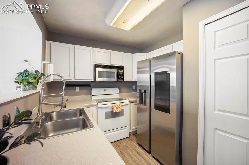 Image 9 of 33: New Fridge with Screen in door