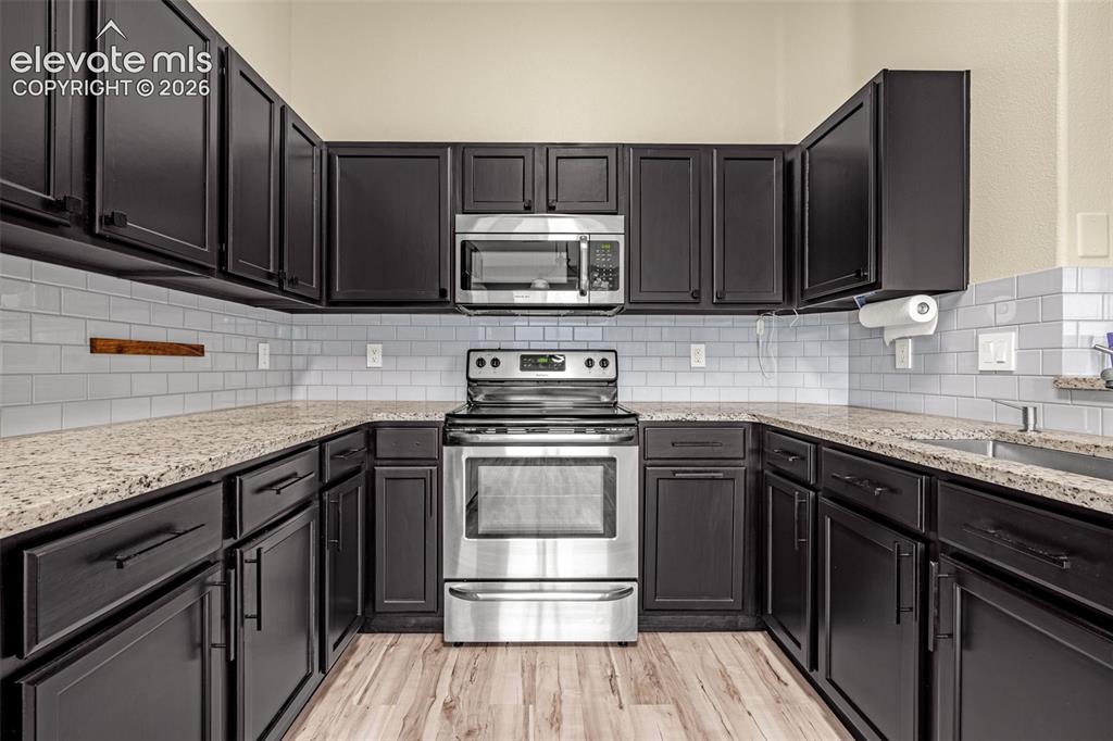 Image 5 of 31: Kitchen