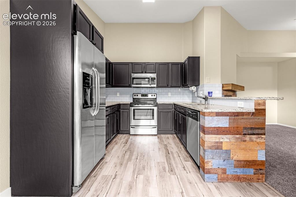 Image 7 of 31: Kitchen
