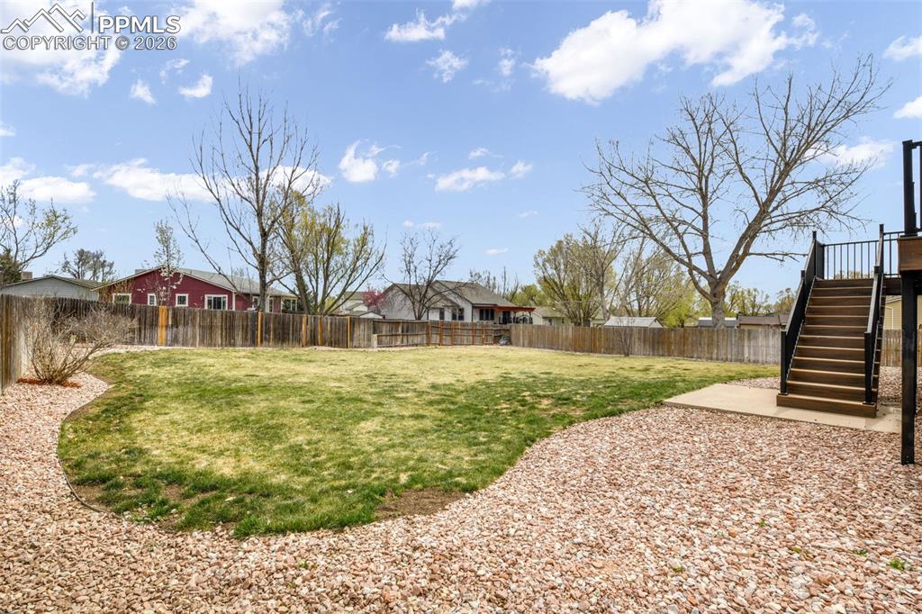 Image 35 of 50: Bedroom
