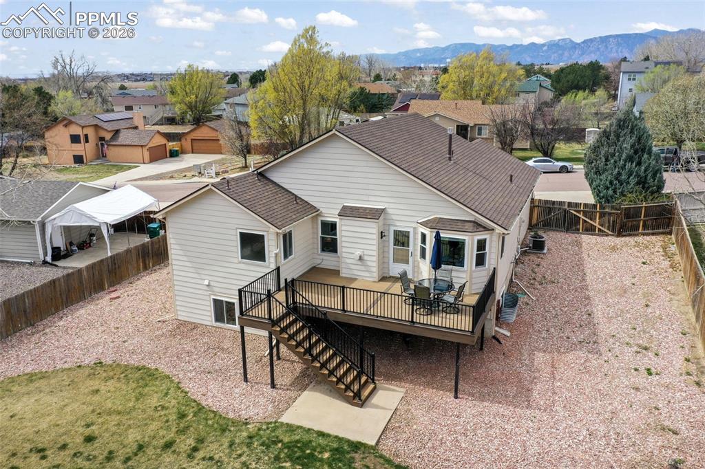 Image 38 of 50: Yard