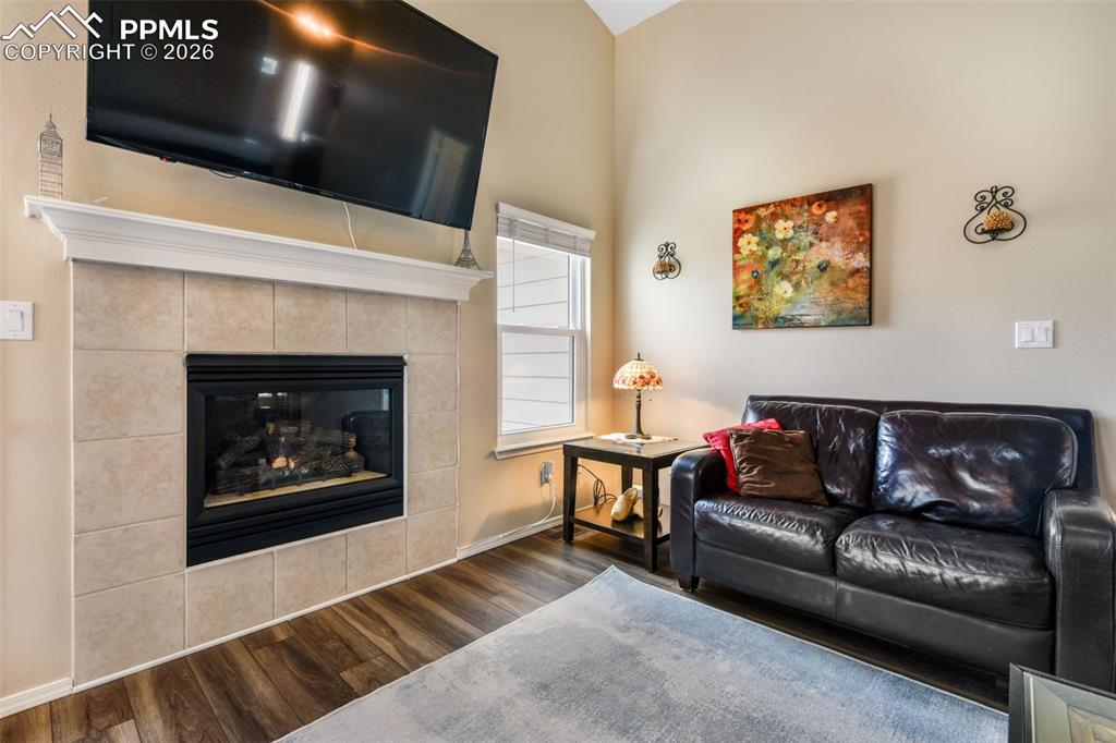 Image 4 of 50: Entry