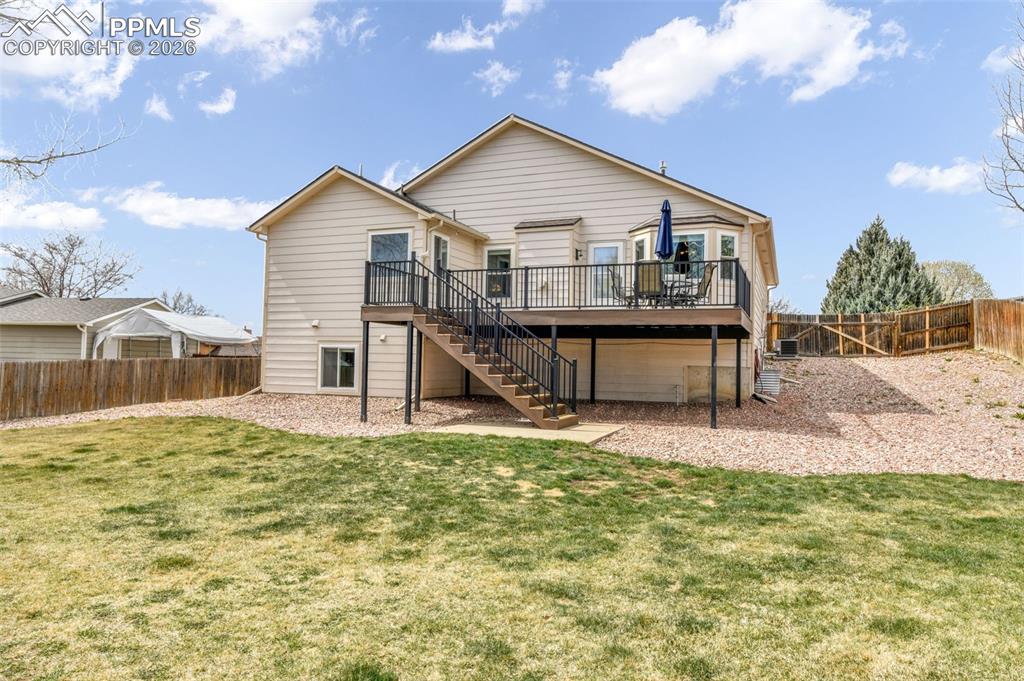 Image 40 of 50: Yard