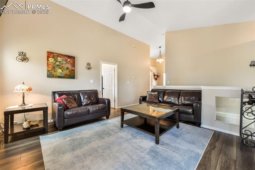 Image 6 of 50: Living Room