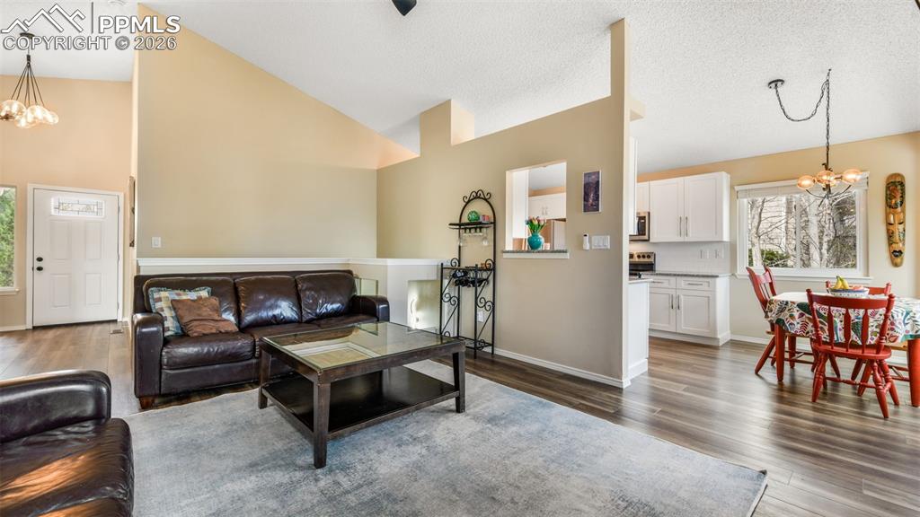 Image 7 of 50: Living Room