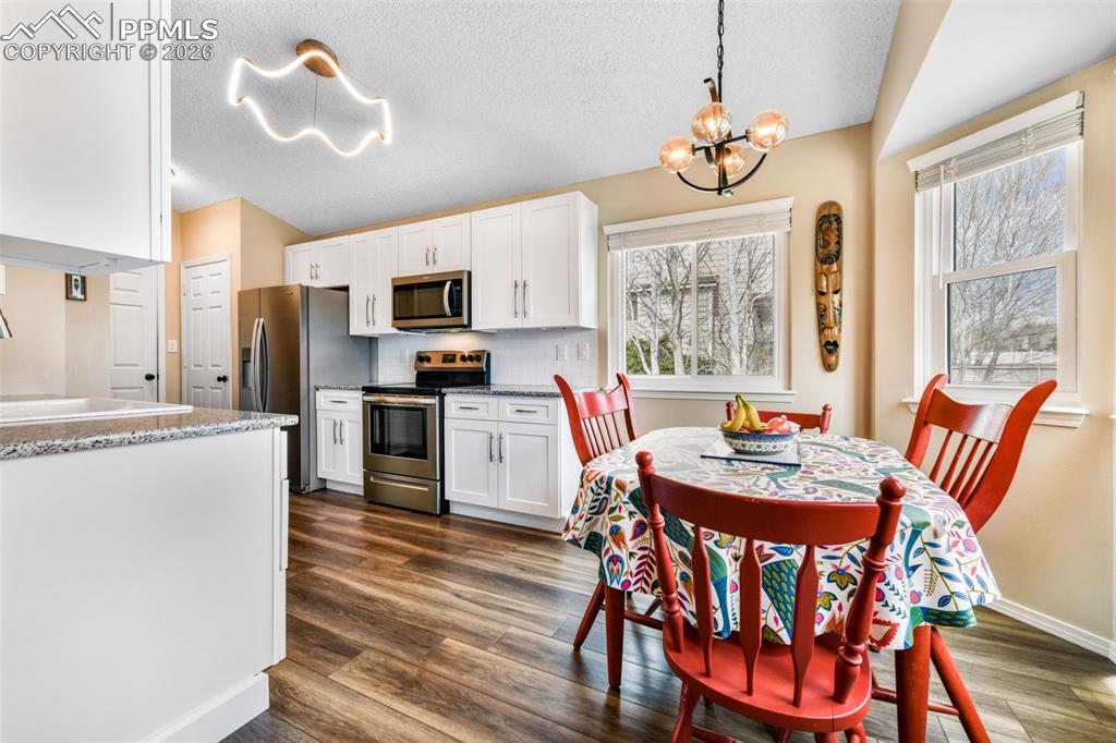 Image 8 of 50: Living Room