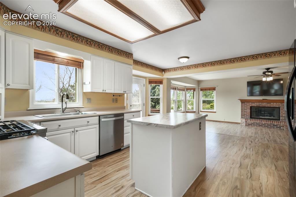 Image 12 of 50: Kitchen