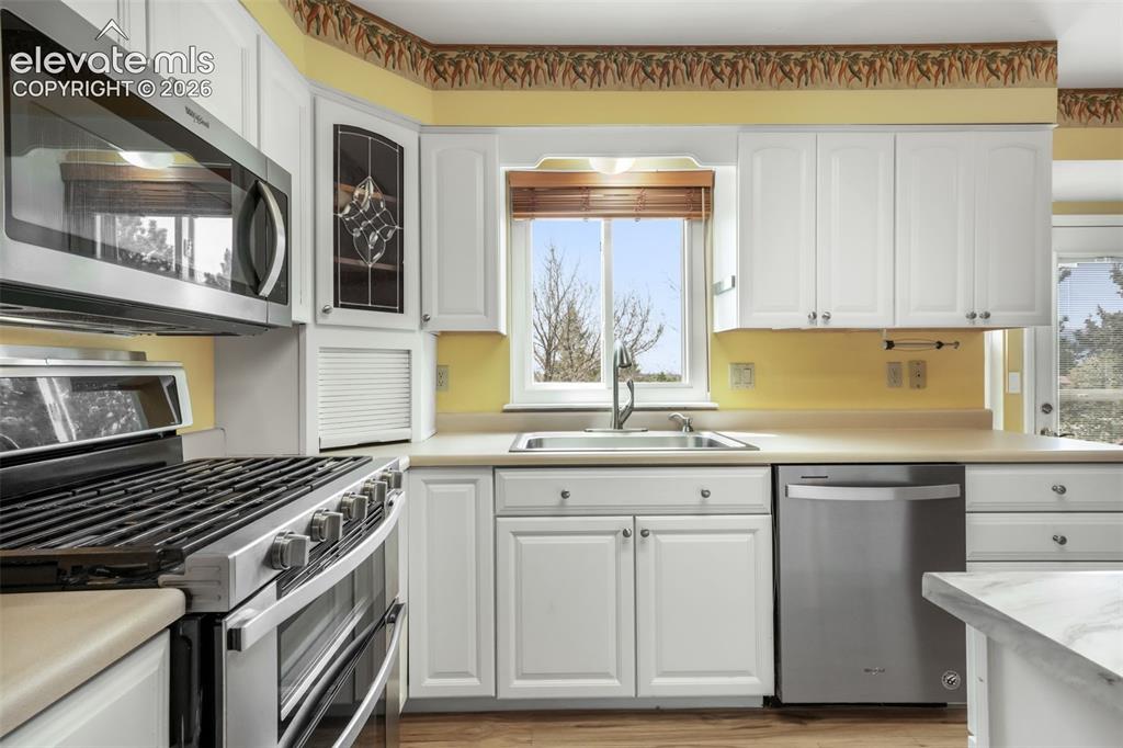 Image 13 of 50: Kitchen