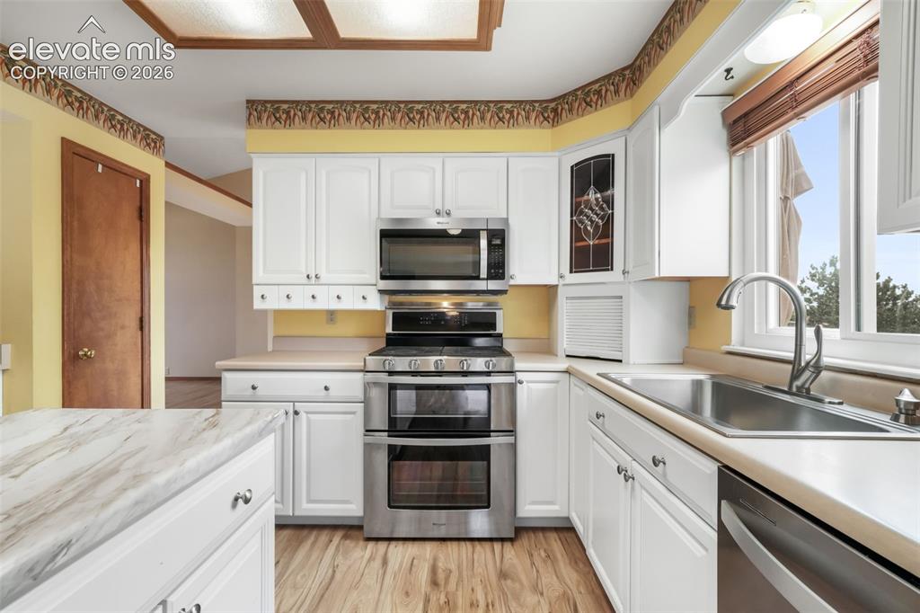 Image 15 of 50: Kitchen