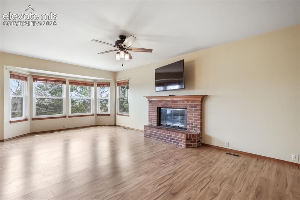 Image 18 of 50: Living Room
