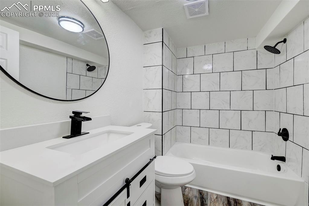 Image 21 of 37: Bathroom