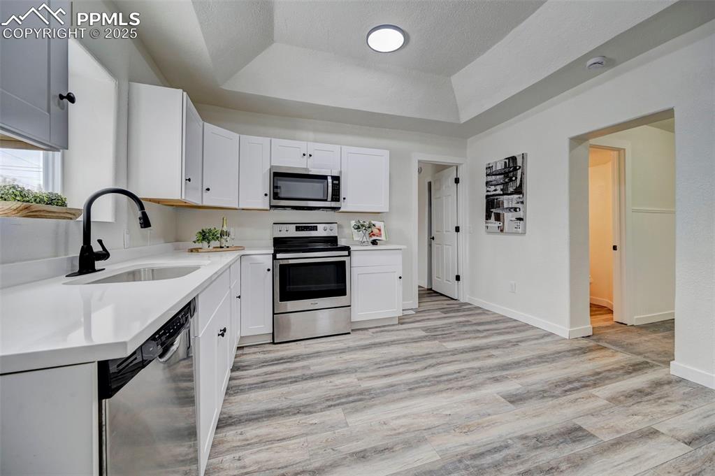 Image 9 of 37: Kitchen